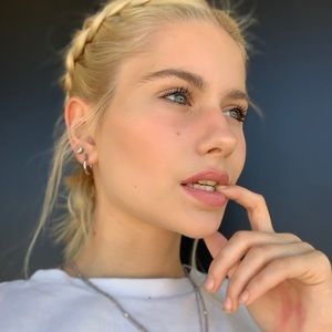 Meet your Posher, Acacia